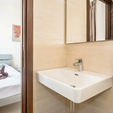 Entire In Gzira, Sleep 4, 5 Min To The Sea