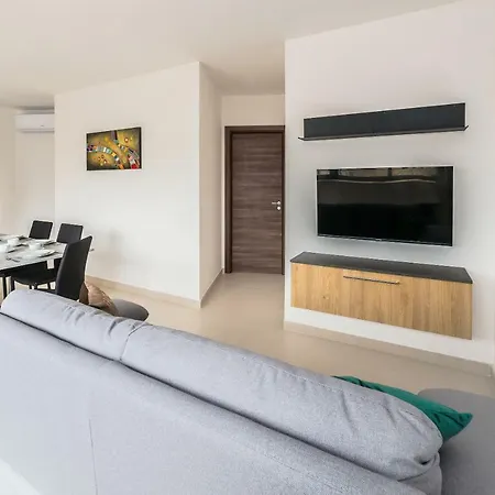 Entire In Gzira, Sleep 4, 5 Min To The Sea דירה *