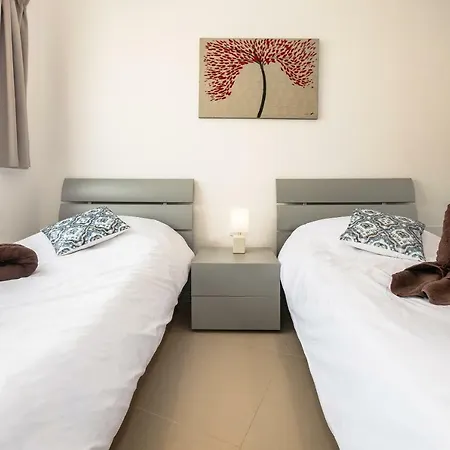 Entire In Gzira, Sleep 4, 5 Min To The Sea