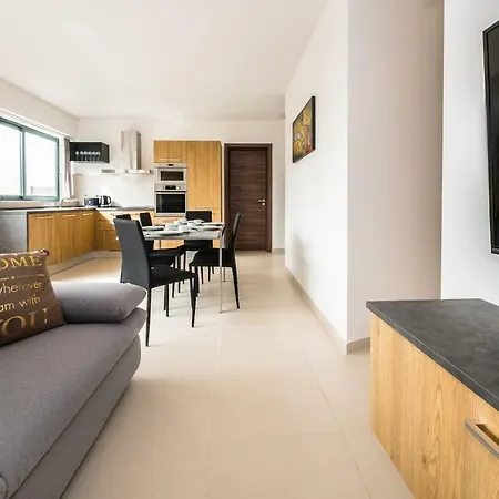 Entire In Gzira, Sleep 4, 5 Min To The Sea