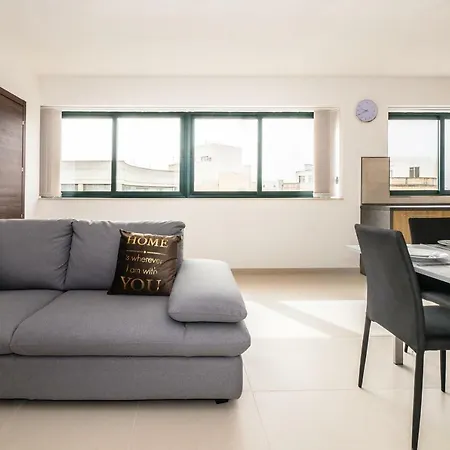 Entire In Gzira, Sleep 4, 5 Min To The Sea